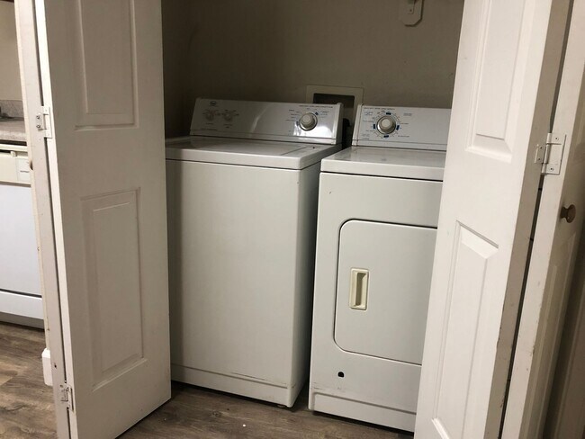 Building Photo - **Reserve for NOW SUMMER 2026** Beautiful Home Close to Downtown Chico