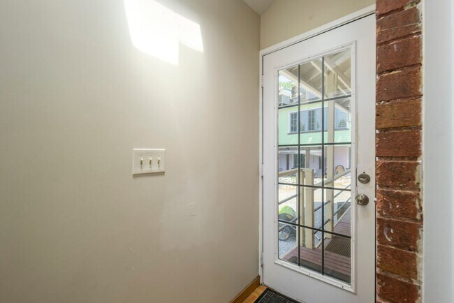 Building Photo - Gorgeous  Home In The Marmalade District O...