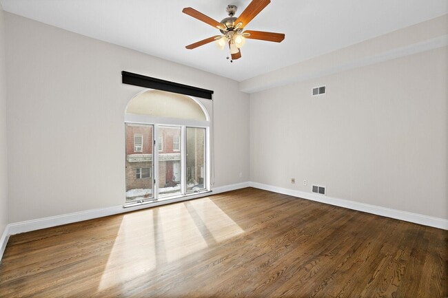 Building Photo - 556 1st St