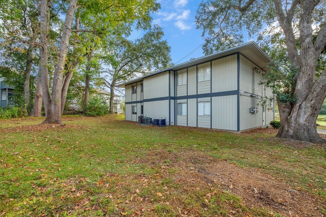 Building Photo - Completely renovated 2/1 on Golf Course!