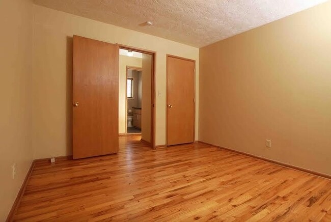 Building Photo - Cozy Condo at Marquam Court. Near OHSU with Parking and Storage-