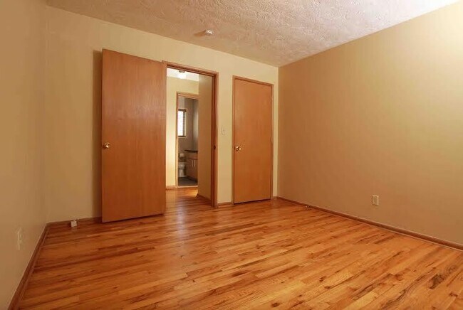 Building Photo - Cozy Condo at Marquam Court. Near OHSU with Parking and Storage