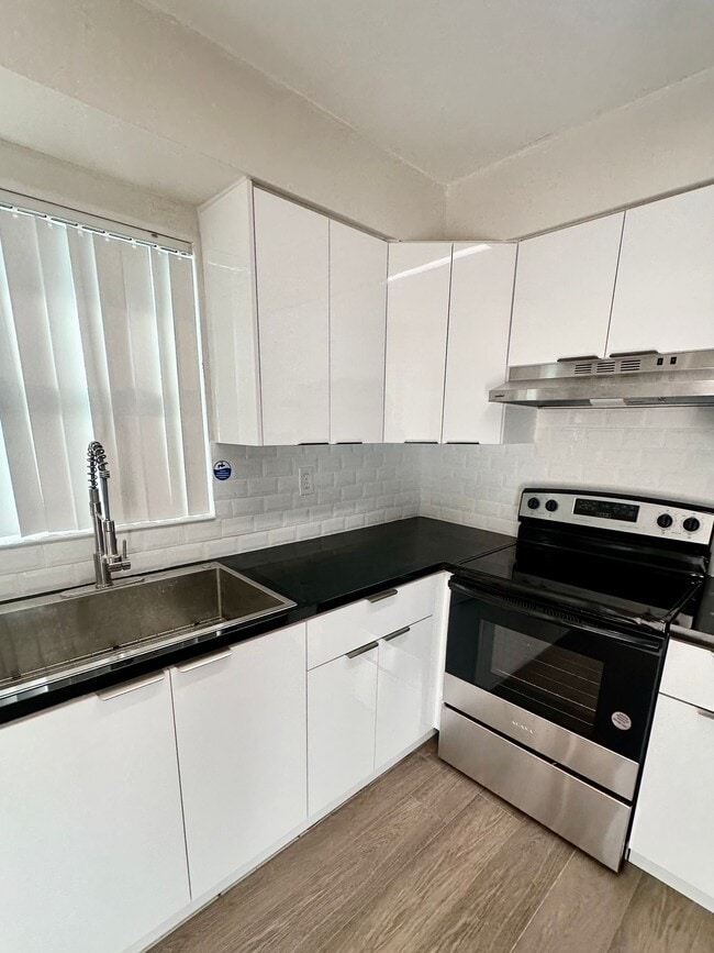 Building Photo - Beautifully Reovated 1b1b For Rent Now- Miami Gardens