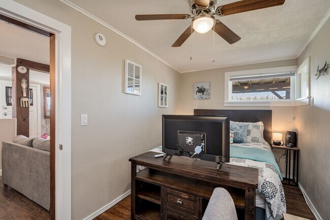 Building Photo - Ocean view 1 bedroom bottom floor unit clo...