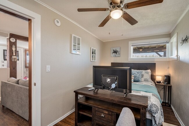 Building Photo - Ocean view 1 bedroom bottom floor unit close to Alki