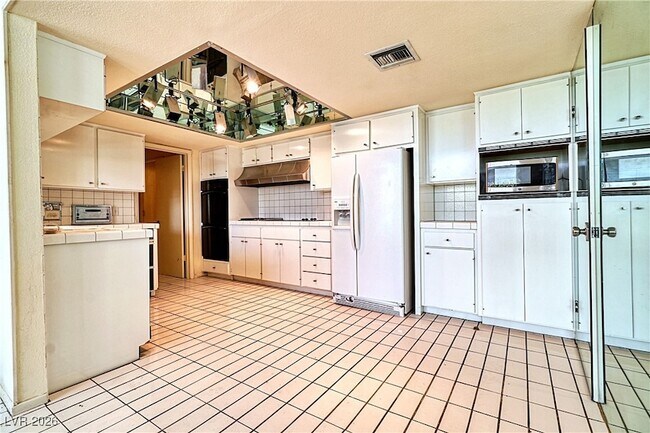 Building Photo - 940 Vegas Valley Dr