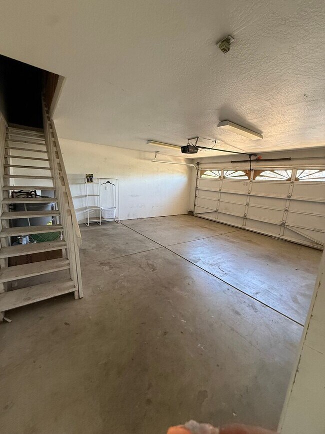 Building Photo - 522-524 Briarwood Dr.