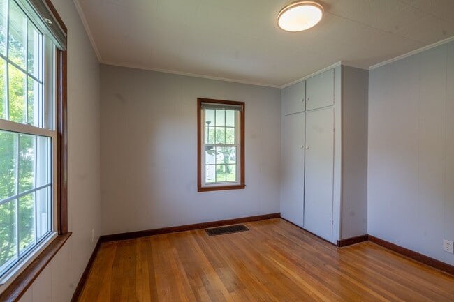 Building Photo - 3 bed and 1 bath house with fenced yard  i...