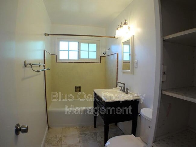 Building Photo - 708 Douglas Ln