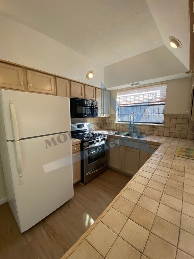 Building Photo - 2 bed, 2 bath w/new flooring throughout!