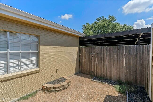 Building Photo - 10001 Stratmore Cir
