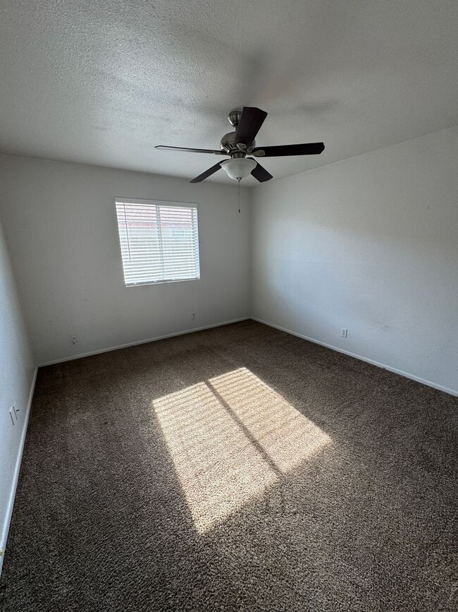 Building Photo - 2 bedroom 1 bath unit available for rent i...