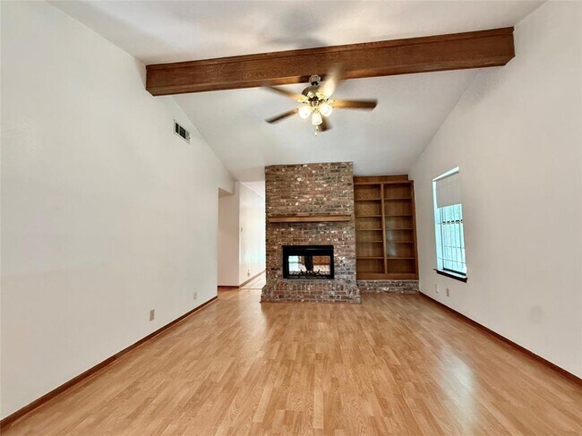 Building Photo - 3900 Knollwood Dr