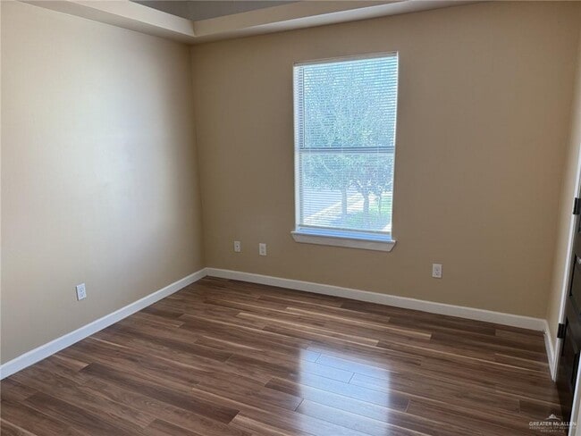 Building Photo - 1217 E Camellia Ave