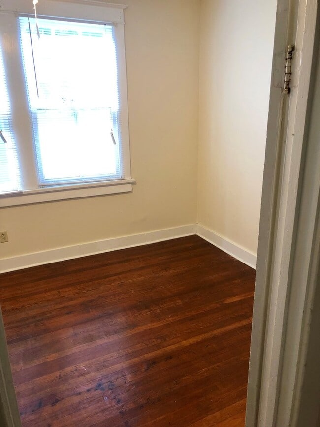 Building Photo - Spacious 3BD, 2 Story Home, Two Full Baths, & Driveway! Backyard Too