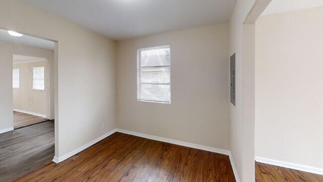 Building Photo - 3 bedroom 1 bathroom house