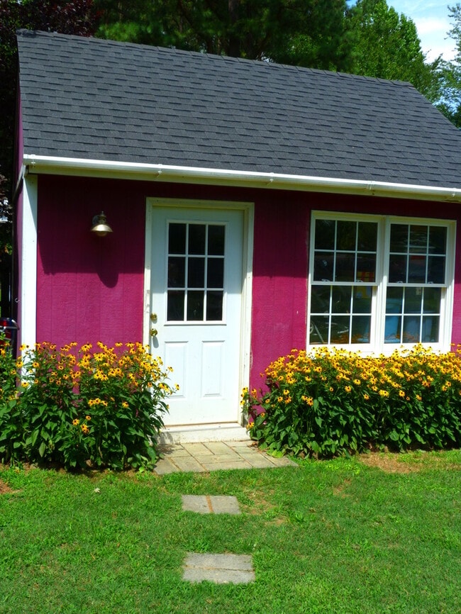 Building Photo - 211 Sandlewood Dr