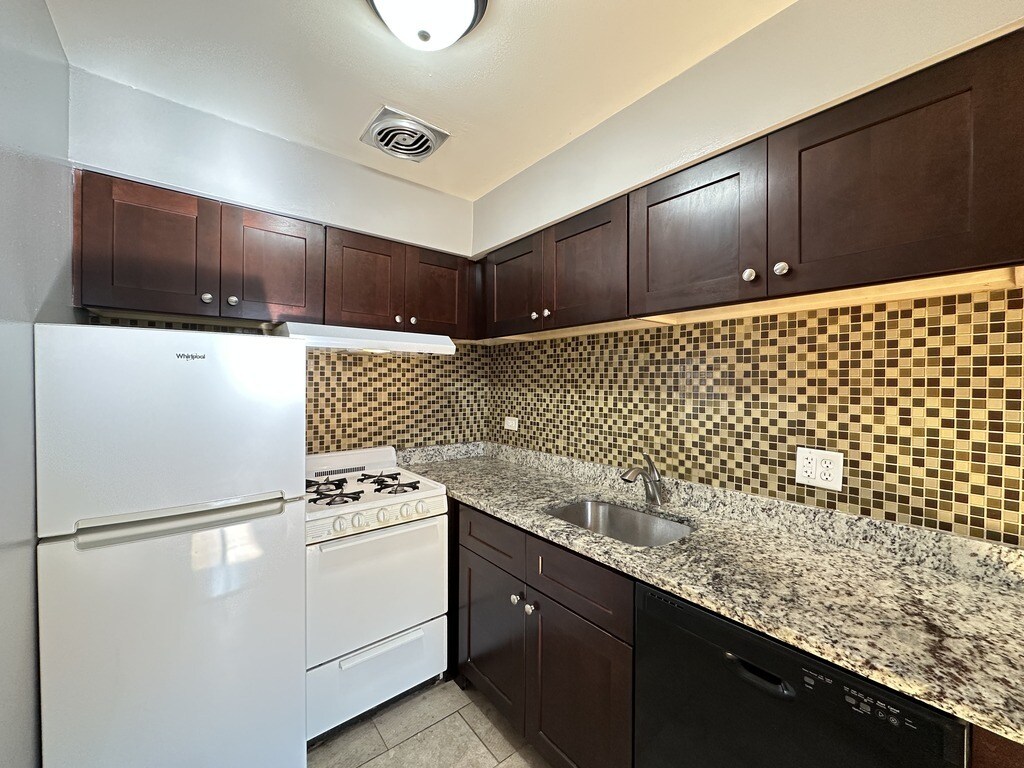 Building Photo - 5820 N Sheridan Rd