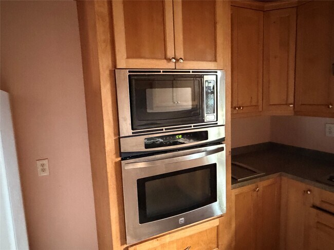 Building Photo - 303 Magnusson Ave