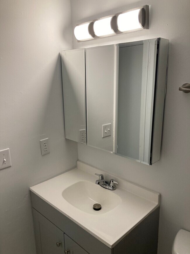 Half bath - 722 Ohio Pike