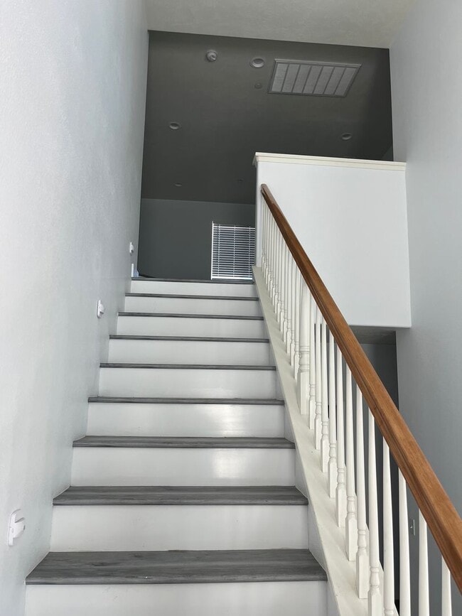 Building Photo - 4 bedroom 3bth Oak Hills area! Close to the 15 Freeway!