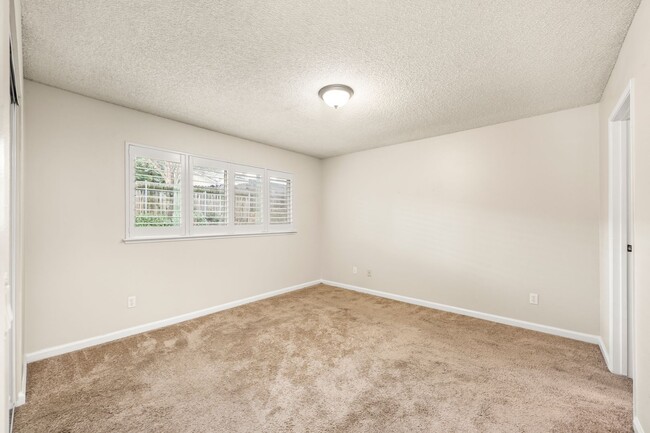 Building Photo - AVAILABLE NOW - CITRUS HEIGHTS 3 BEDROOM 2...