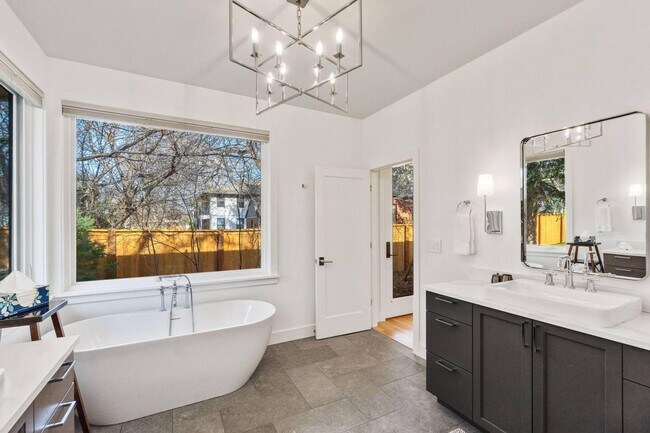 Building Photo - 1500 W Mulberry St