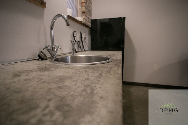 Building Photo - 108 S Hosmer St