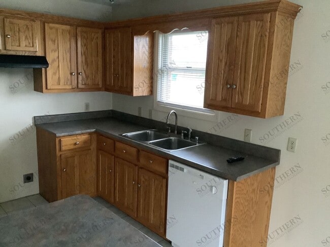 Building Photo - 300 Trista Ln