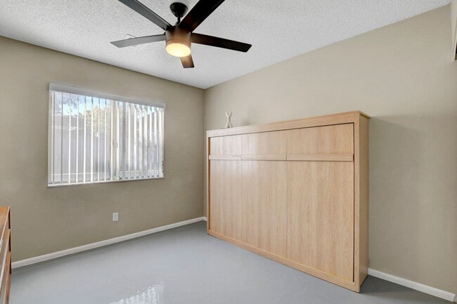 Building Photo - Fully Furnished, One Story, Near Strip, All Utilities Included with Flexible Lease Terms