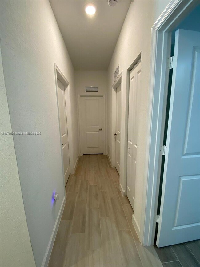 Building Photo - 11060 Middle Strm Dr