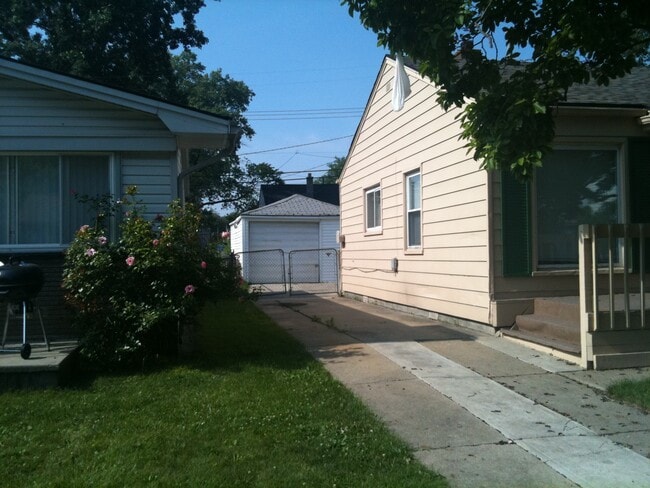 Building Photo - 127 E Dallas Ave