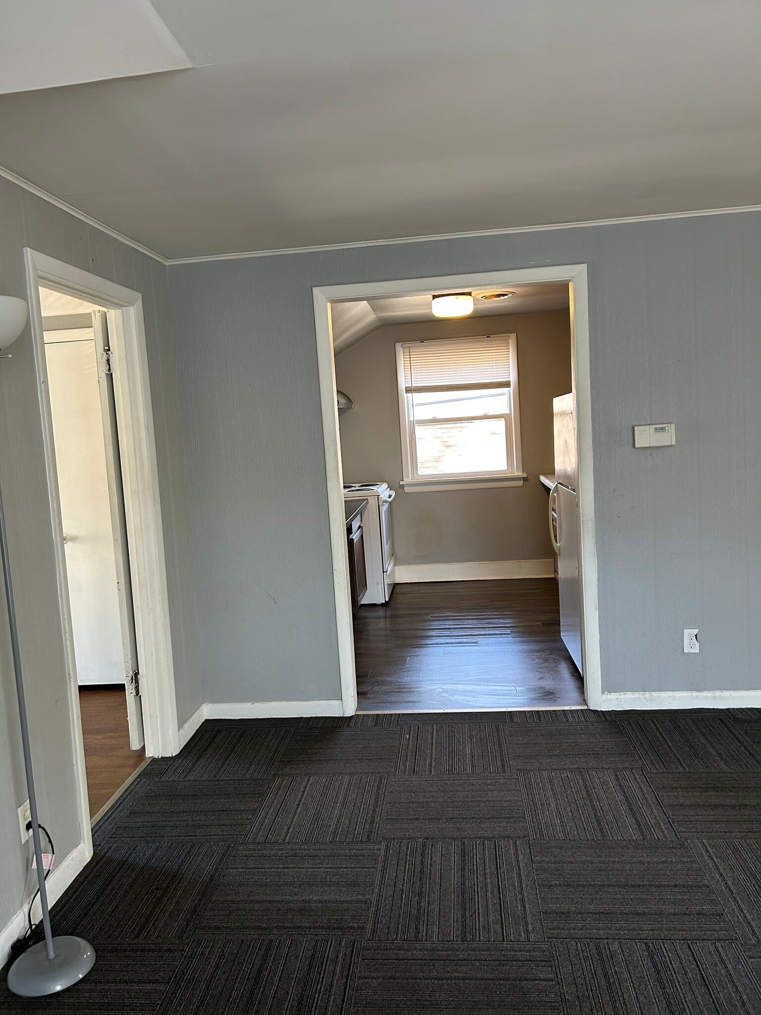 View to the kitchen - 1012 W Armstrong Ave