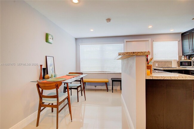 Building Photo - 6865 Bay Dr