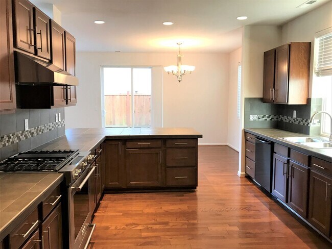 Building Photo - Stunning 2-Story Home Near Silver Lake
