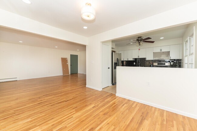 View of open concept kitchen - 32 Roseland Ave