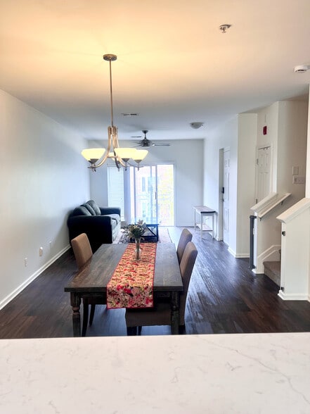 Building Photo - Room in Condo on Donatello Avenue