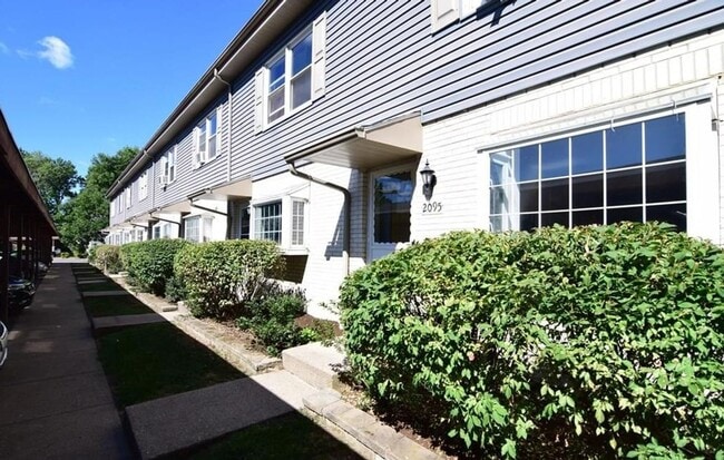 Building Photo - Woods Edge 2-Bedroom Townhome!