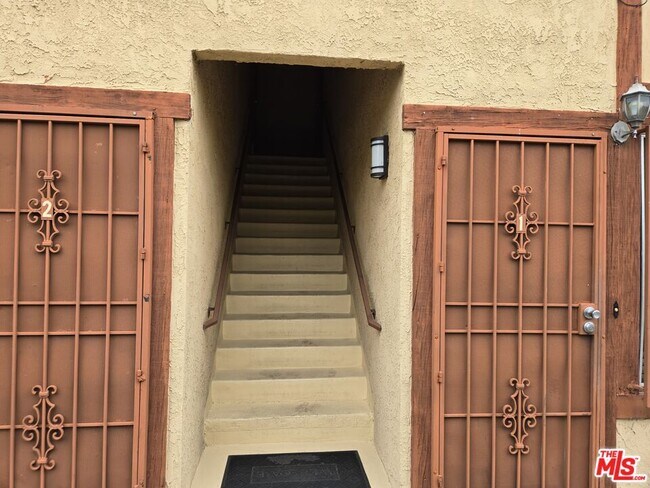 Building Photo - 1233 Tamarind Ave