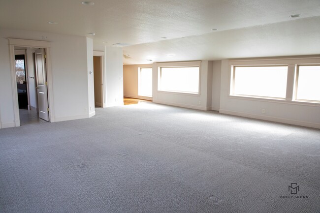 Building Photo - 20375 NE Lakeside Dr