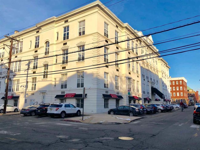 Building Photo - 450 7th St