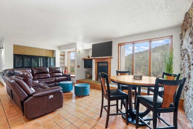 Building Photo - Scenic Mountain View Rental Minutes from Shopping & Trails!