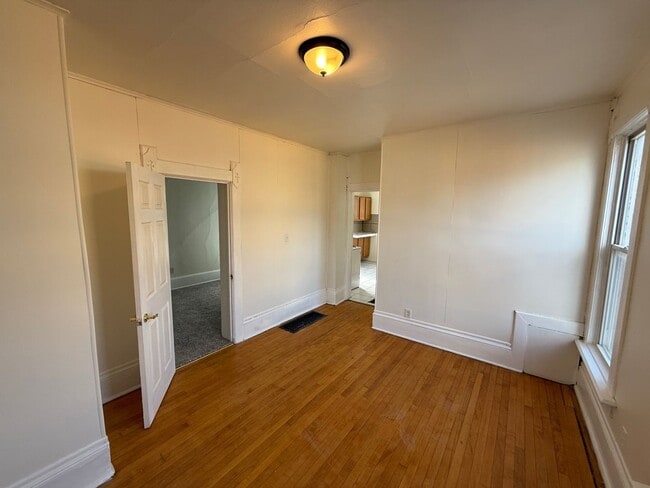 Building Photo - 1 Large Bedroom Lower Level Duplex in the heart of Brady Street.