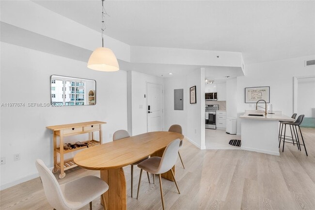 Building Photo - 7910 Harbor Island Dr