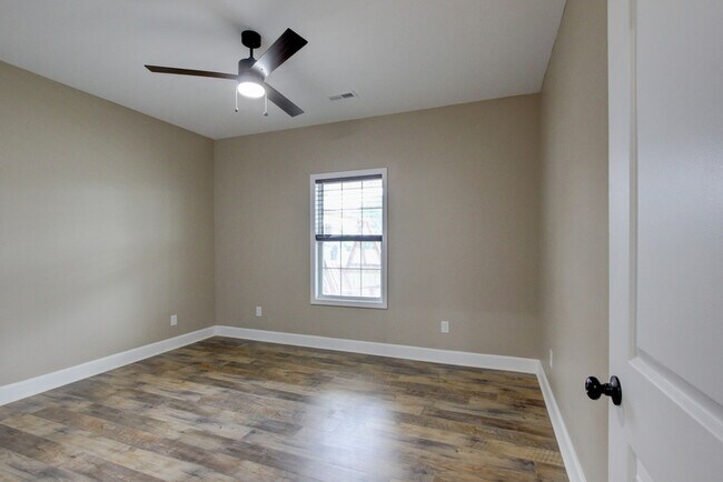 Building Photo - 135 Riverbend Dr