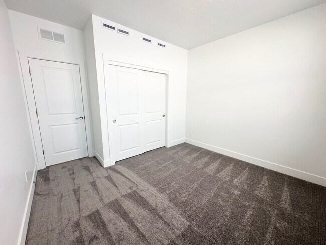 Building Photo - Luxury Townhome available now!