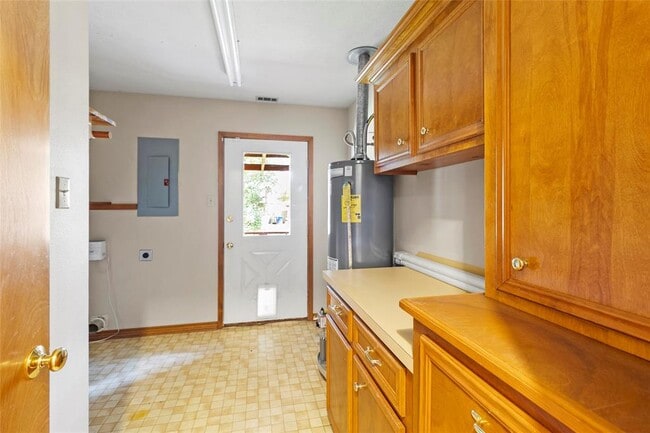 Building Photo - 2101 Bush Dr