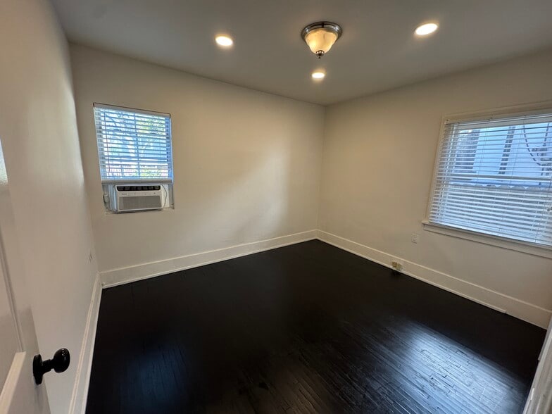 Building Photo - 849 N West Knoll Dr