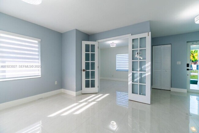 Building Photo - 3425 SW 69th Ave