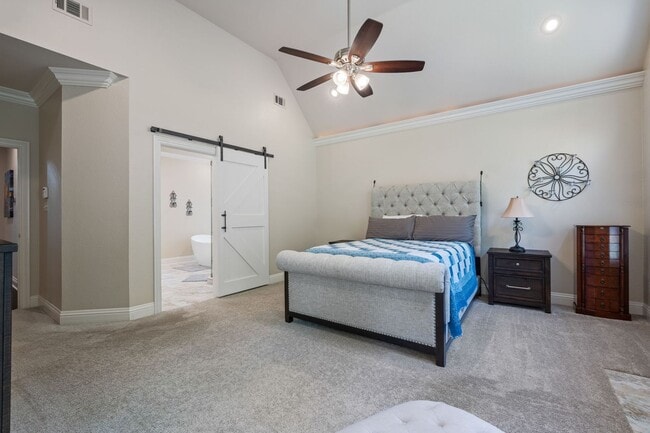 Building Photo - Luxury Living